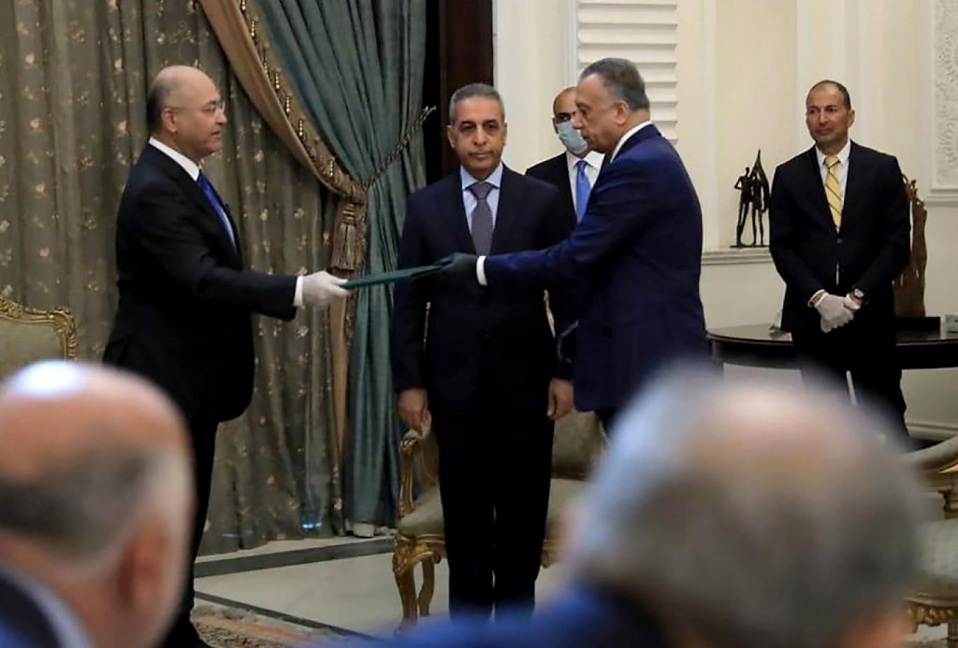 مراسم قسم خوردن مصطفی الکاظمی (نفر دوم از سمت راست) به عنوان نخست وزیر جدید، در حضور برهم صالح (چپ)