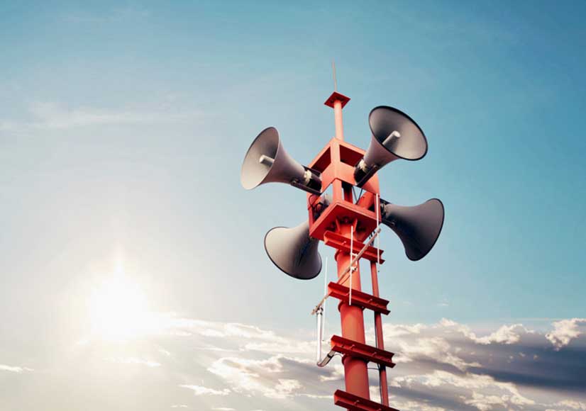 هرقدر رسانه‌ها بودجه و کادر بزرگتری داشته باشند، از آنها انتظار بیشتری می‌رود اما رسانه‌های بین‌المللی فارسی‌زبان به دلیل دولتی بودن و مغازه بودن برای استخدام دوستان و آشنایان و باج دادن به مقامات سیاسی برای حفظ شغل خود یا کوتاهی برخی کارکنان در کار برای رفت و آمد آسان به ایران کاری نمی‌کنند و مثل کبریت بی‌خطر نم‌کشیده به حیات‌شان ادامه می‌دهند چون می‌دانند بودجه‌های آنها کم و زیاد می‌شود اما قطع نمی‌شود