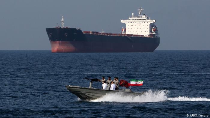 حمله مردان مسلح به یک نفتکش و بردن آن به آبهای ایران 