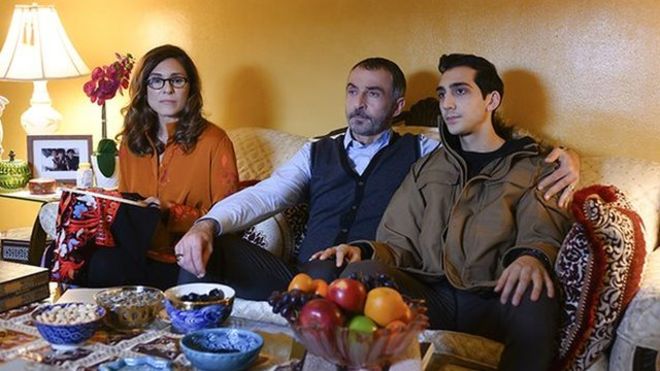 صحنه‌ای قسمت هشتم سریال "آمریکای کوچک" با نام "صخره" (The Rock)