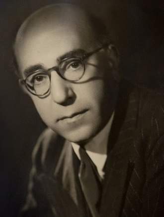 عبدالحسین سرداری دپلمات ایرانی در فرانسه هنگام خروج از کاخ الیره در پاریس عبدالحسین سرداری فرد انسان دوستی که برای دفاع از جان یهودیان ایرانی، با آدولف ایشمن به مکاتبه پرداخت