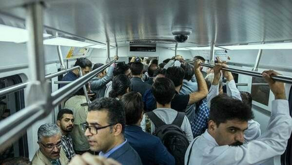 ازدحام جمعیت بدون فاصله‌گذاری در مترو