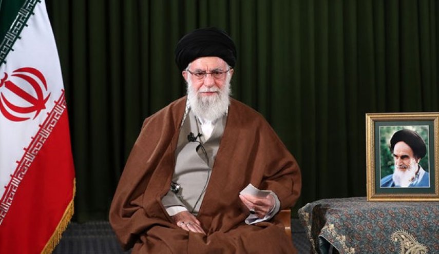 مار بزرک ار لانه بیرون می خزذ