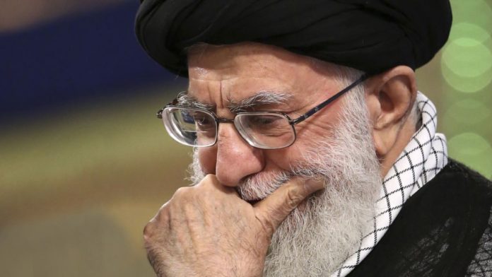 رژیم فتنه‌گری که از میکده بازمانده، از مسجد نیز رانده می‌شود!