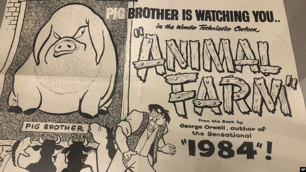 پوستر تبلیغاتی نسخه کارتونی «مزرعه حیوانات» در یک نمایشگاه در آمریکا، ۲۰۱۹