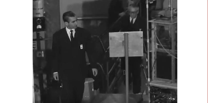 شاه ففید در یکی از مراکز تحقیقات هسته‌ای انگلستان