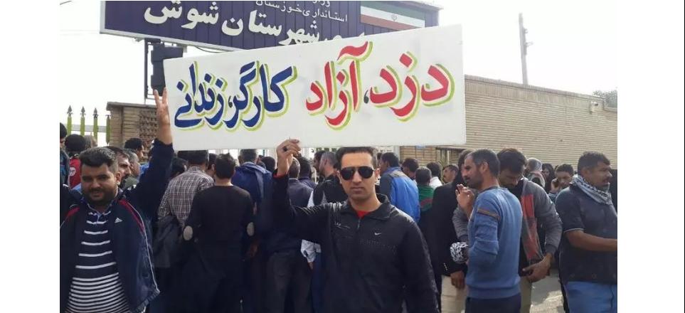 اعتراضات که پیش از این در محل کارخانه آغاز شده بود، به درخواست جمعی از کارگران به مقابل فرمانداری این شهر کشیده شده است. - تصویر آرشیوی © .