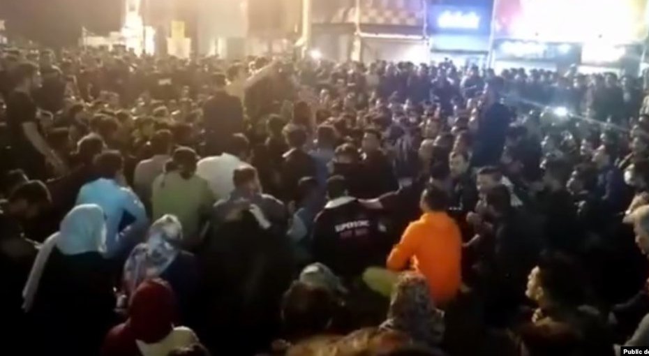 موضوع جالب توجهی که در جریان اعتراضات دیشب بهبهان به چشم می‌خورد، حضور قابل توجه زنان معترض بود.