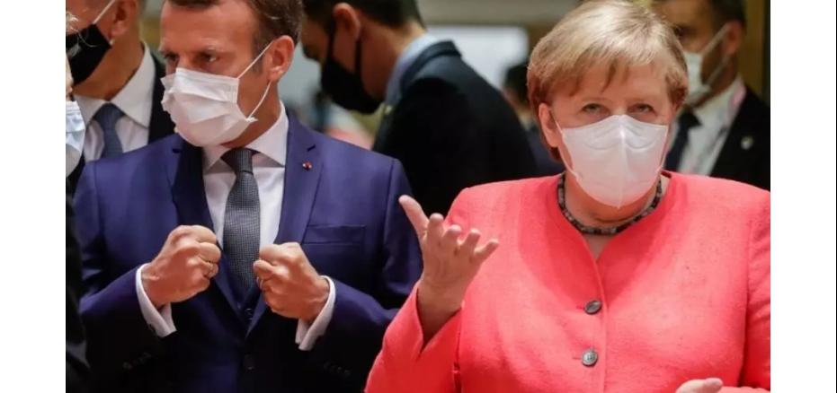 آنگلا مرکل، صدراعظم آلمان، و امانوئل مکرون، رئیس جمهوری فرانسه، در اجلاس سران اتحادیۀ اروپا در بروکسل ـ ١٧ ژوئیه ٢٠٢٠ © STEPHANIE LECOCQ / POOL/AFP