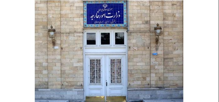 سر در وزارت خارجه ایران که شعار 'نه شرقی، نه غربی' بر آن نقش بسته است