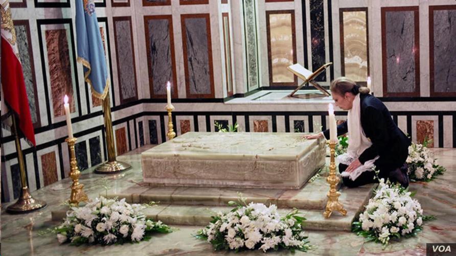 شهبانو فرح پهلوی در آرامگاه پادشاه فقید ایران در مسجد رفاعی شهر قاهره، مصر - عکس از آرشیو