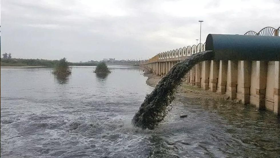 ورود فاضلاب به رودخانه ها © .