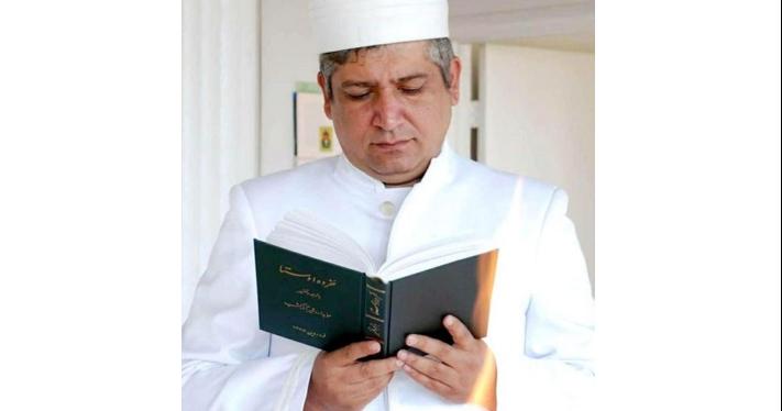 آرش کسروی متولد ۱۳۴۶ بود و در معبد درمهر کالیفرنیا در آمریکا فعالیت می‌کرد