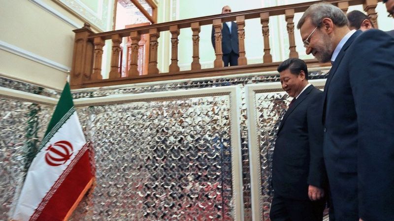 این عکس مربوط به دیدار علی لاریجانی و شی جین پینگ رییس جمهوری خلق چین در سال ۱۳۹۴ در تهران است