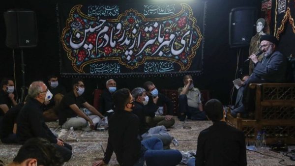 به‌رغم جان دادن ۲۳۵ بیمار کووید۱۹ در یک شبانه‌روز، مسئولان جمهوری اسلامی ایران از برگزاری مراسم محرم صرف‌ نظر نکرده‌اند و به انتشار یک شیوه‌نامه اکتفا کرده‌اند. عکس از یکی از مساجد تهران – مرداد ۹۹