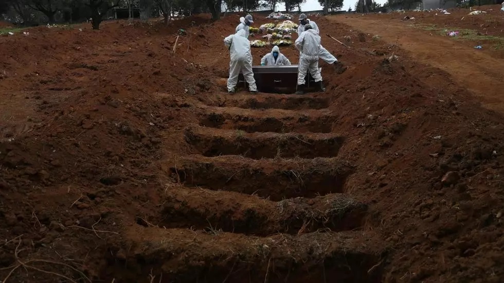 در برزیل تنها در یک روز، ١٤٧٣ تن بر اثر ابتلا به کووید١٩ جان خود را از دست دادند. کارگران گورستان سائوپولو، ٤ ژوئن ٢٠٢٠ REUTERS/Amanda Perobelli