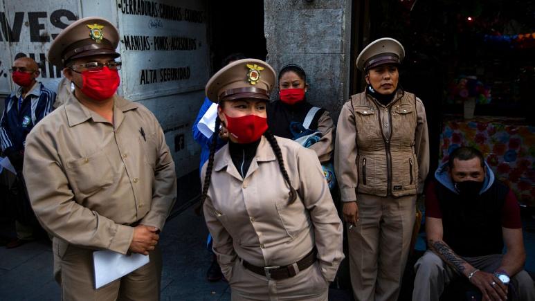 هنرمندان دوره‌گرد در مکزیکوسیتی در انتظار تحویل گرفتن خرید خود هستند   -   کپی رایت  AP Photo