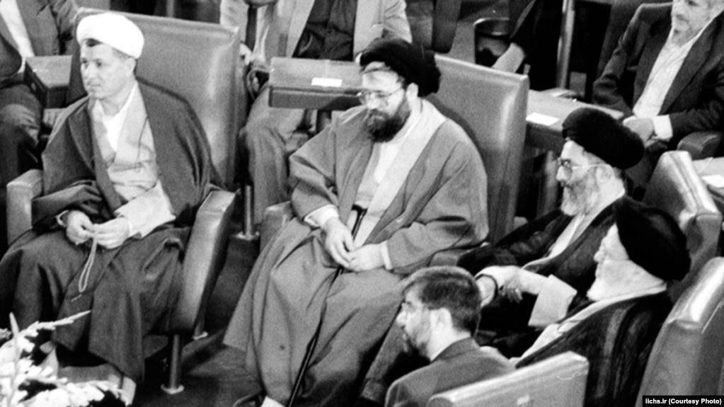 آیت‌الله خامنه‌ای ساعاتی پس از اعلام درگذشت آیت‌الله خمینی در نشست مشترک مسئولان جمهوری اسلامی و نمایندگان خبرگان