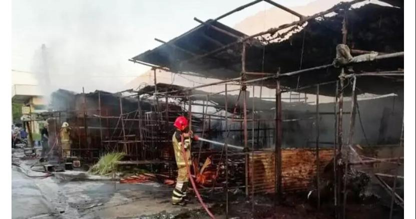 از آتش‌سوزی در "بازار گل" واقع در جنوب تهران، صبح روز شنبه ۲۴ خرداد/ ۱۳ ژوئن طعمه حریق شد و ٣٢ غرفۀ این بازار کاملاً در شعله‌های آتش سوخته‌اند www.mehrnews.com