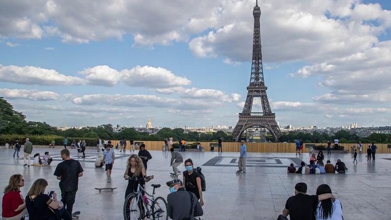 برج ایفل با هفت میلیون بازدیدکننده در سال به روی گردشگران گشوده می‌شود