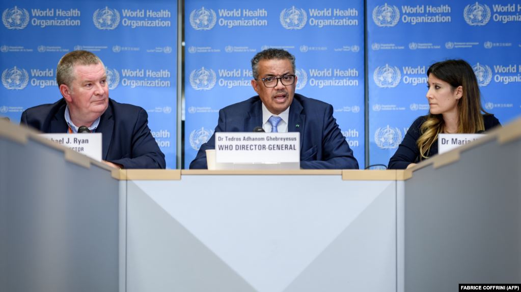 مقام‌های ارشد سازمان جهانی بهداشت (تدروس در وسط) در جریان یکی از کنفرانس‌های خبری این نهاد