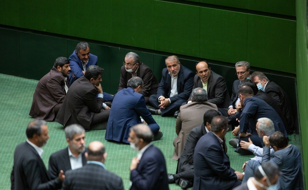 این مجلس است یا نمایندگان تخته نرد بازی میکنند؟ 