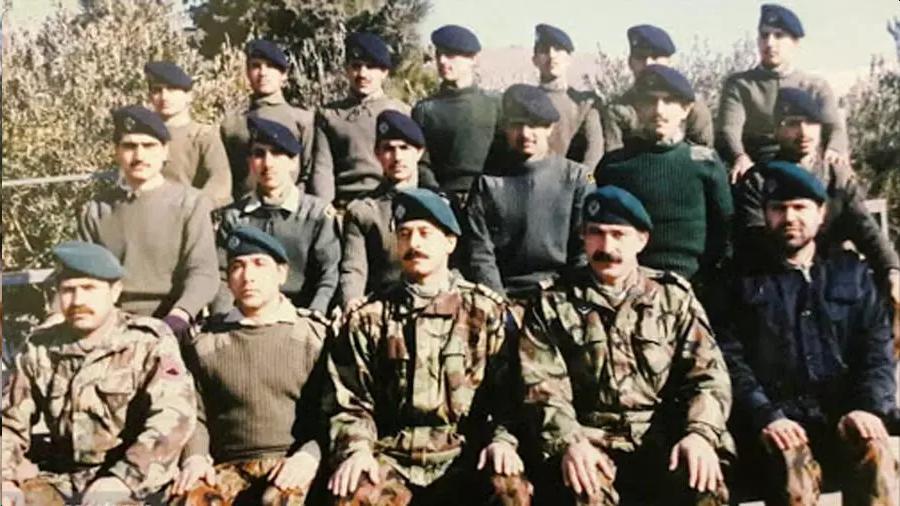 نشسته وسط دریادار سیاری، نفر سمت راست وی دریادار حسینی‌بای © DR