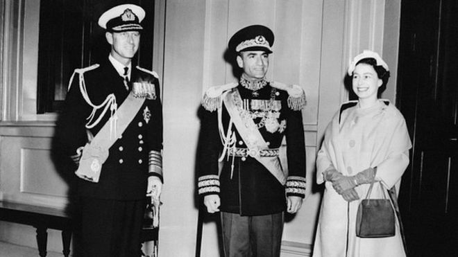ملکه الیزابت، محمد رضا شاه و پرنس فیلیپ همسر ملکه در سال ۱۳۳۸