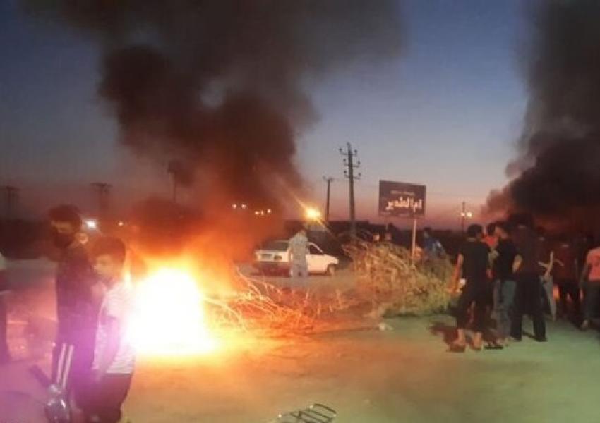 اعتراض در یکی دیگر از روستاهای اهواز به بی‌ آبی؛ معترضان چند ساعت جاده قدیم اهواز-خرمشهر را بستند