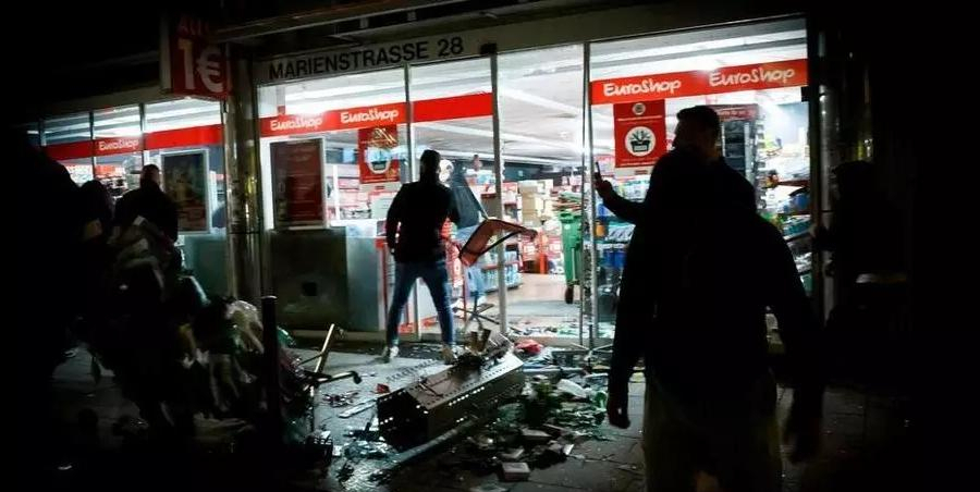 شهر اشتوتگارت، مرکز ایالت ثروتمند "بادن وورتنبرگ" در جنوب آلمان، برای دومین بار ظرف یک هفته شامگاه شنبه ۲۰ ژوئن تا بامداد یکشنبه اول تیر/ ۲۱ ژوئن، صحنه شدیدترین درگیری‌ها میان صدها جوان و مأموران پلیسی بود. در این درگیری‌ها ده‌ها شورشی و پلیس مجروح و مغازه‌های زیادی تخریب و غارت و تعدادی خودرو به آتش کشیده شدند © Julian RETTIG / dpa / AFP