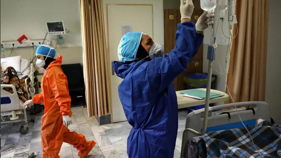 وزارت بهداشت ایران، روز چهارشنبه ٤ تیر، اعلام کرد که در شبانه روز گذشته، ٢٥٣١ نفر به ویروس کرونا مبتلا شده اند و ١٣٣ نفر نیز جان خود را از دست داده اند. AP - Vahid Salemi