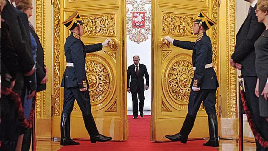 تزار به نام خدا بر روسیه فرمان می‌راند، استالین به نام پرولتاریا، اما پوتین ... © .