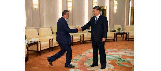 شی جین‌‌پینگ رئیس جمهور چین و تدروس آدهانوم دبیرکل سازمان بهداشت جهانی پکن؛ ۲۰ ژانویه ۲۰۲۰