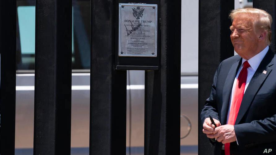 امضای لوح یادبود توسط پرزیدنت ترامپ