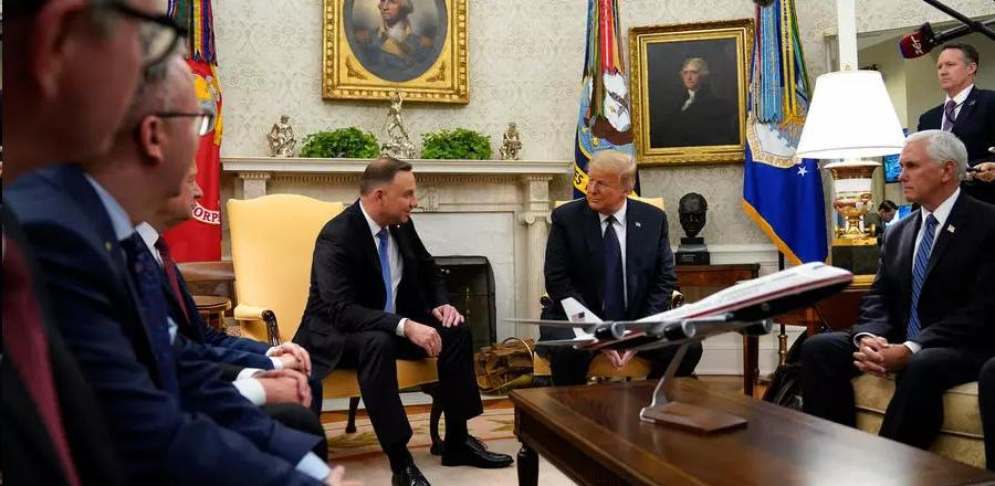 دونالد ترامپ، رئیس جمهوری ایالات متحده روز چهارشنبه ۲۴ ژوئن در نشست خبری مشترک خود با آندژی دودا رئیس‌ جمهوری لهستان در واشنگتن اعلام کرد که شماری از نظامیان آمریکا را از آلمان به لهستان منتقل خواهد کرد. AP - Evan Vucci