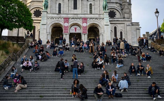 پلیس روز سه شنبه از جمعیت روی پلکان کلیسای سکره کر در پاریس خواست آنجا را خالی کنند