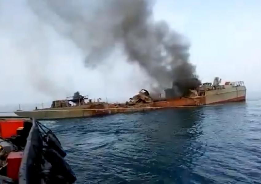 تشییع نوزده تن از پرسنل ناوچه کنارک؛ از میان سران سه قوه فقط رییس مجلس خواهان تحقیق شد