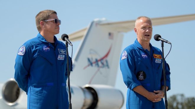 فضانوردان برای پرتابی تاریخی به مرکز کندی منتقل شدند