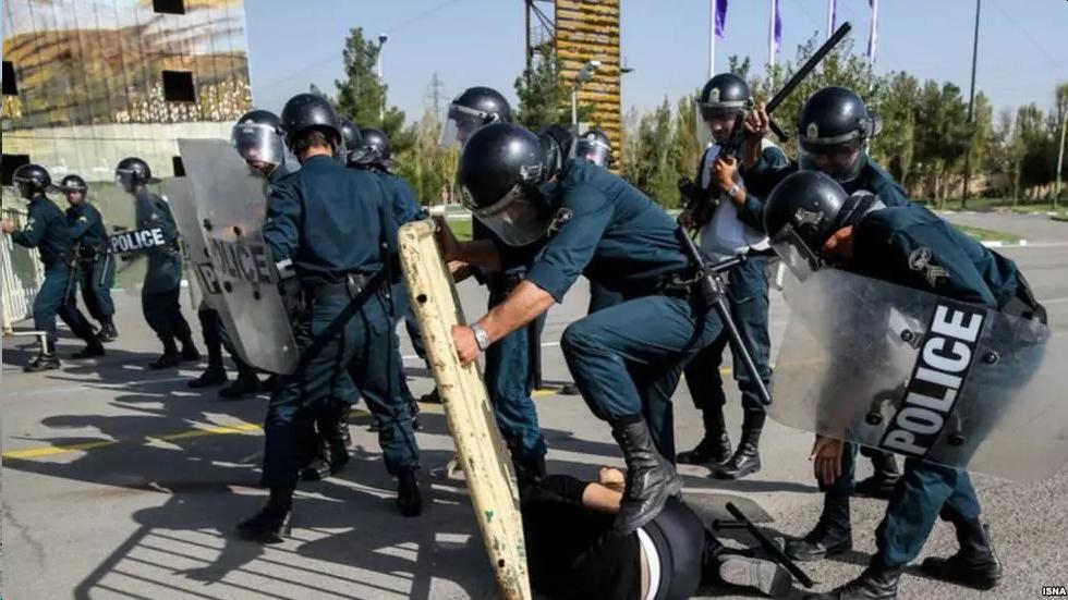تظاهرات و راهپیمایی های سراسری آبان ماه در ایران که در اعتراض به افزایش ناگهانی بهای بنزین آغاز شد بلافاصله به سرکوب خونین معترضان انجامید. 