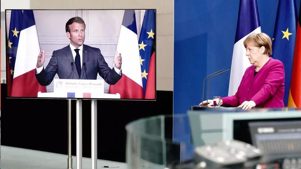 امانوئل مکرون، رئیس جمهوری فرانسه، و آنگلا مرکل، صدراعظم آلمان، در ویدئوکنفرانس مطبوعاتی مشترک – ١٨ مه ٢٠٢