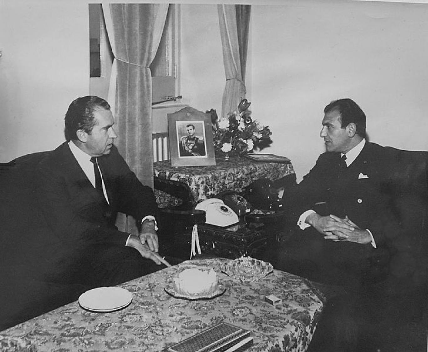 اردشیر زاهدی (راست) در دیدار با ریچارد نیکسون، رئیس‌جمهور وقت آمریکا، ۱۹۶۹