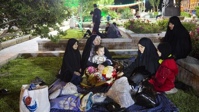 برخی از مردم پس از وقوع زلزله شب را در پارک‌های تهران گذراندند