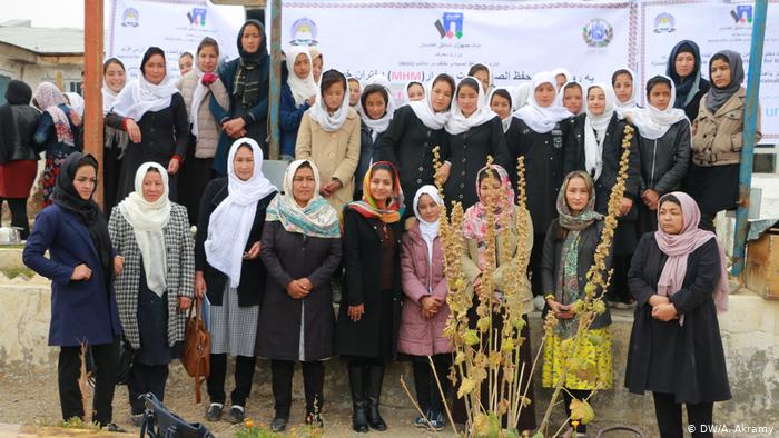 دیده‌بان حقوق بشر: کمک به رشد زنان افغانستان وظیفه جهانی است, یکی‌ به داد زنهای ایرانی هم برسد. 