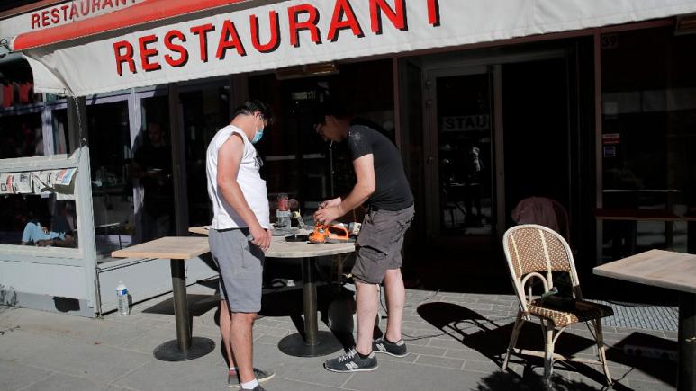 آماده سازی یک رستوران برای پذیرایی در پاریس   -   کپی رایت  AP Photo