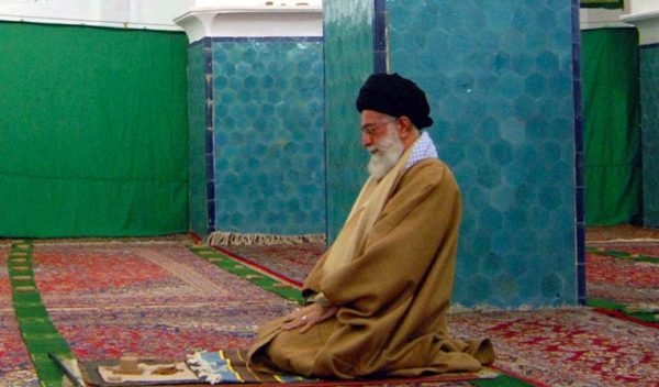 علی خامنه‌ای، رهبر جمهوری اسلامی ایران در مسجد جمکران قم