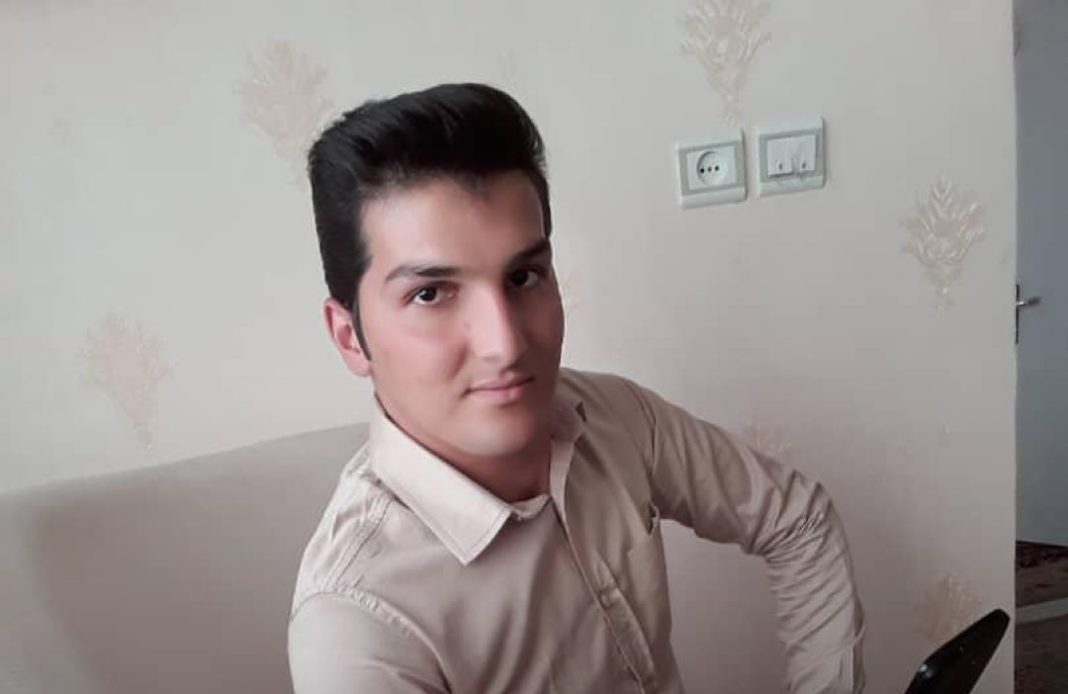 همزمان با کشته شدن مهرداد سپهری،  محسن مین‌باشی، جوان اسفراینی، نیز با تیراندازی نیروی انتظامی به قتل رسید