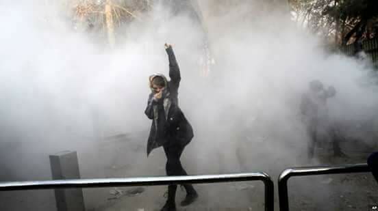 روزنامه‌ اعتماد در تهران ارزیابی کرد که ممکن است در سالروز اعتراضات آبان ماه، تظاهرات از سر گرفته شود 