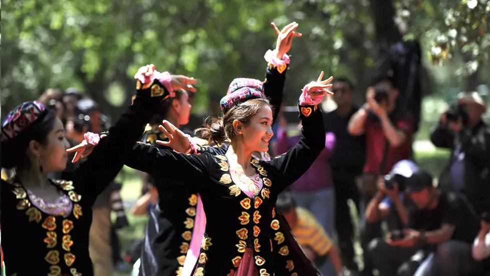 بخش عمدۀ فرهنگ اویغورها ایرانی است. در زمان ساسانیان گروه‌هایی از پیروان دین مانی برای در امان ماندن از خشم و آزار موبدانِ زرتشتی به دورترین نقاطِ شرقی امپراتوریِ ساسانی پناه بردند و اویغورها را با دین خود آشنا کردند. AFP - STR