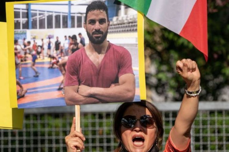 تصویر یک ایرانی آزادیخواه در اعتراض به اعدام نوید افکاری در شهر برلین؛ آلمان ۱۲ سپتامبر ۲۰۲۰