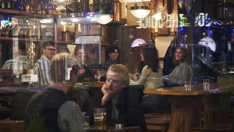 کافه‌ها و رستوران‌های سوئد در روزهای کرونایی مثل دیگر کشورهای اروپا بسته نیست، چرا؟